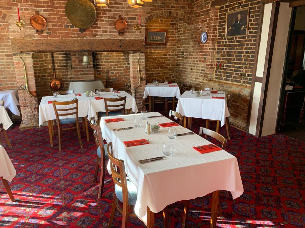 Ye Olde White Harte Hotel Burnham-on-Crouch ภายนอก รูปภาพ